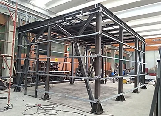 Struttura metallica in officina